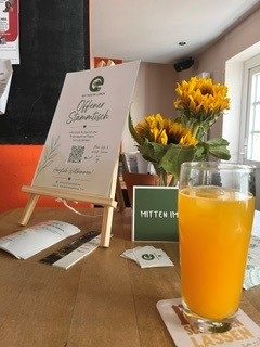 Begegnungen Tisch mit Plakat vom Stammtisch Astarix