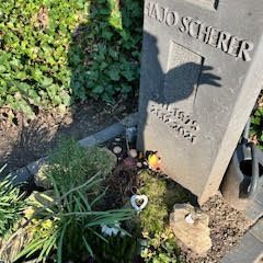 Porträt Conny Scherer Porträt von Conny Scherer, Trauerbegleiterin aus Trier. Sie blickt freundlich in den Himmel. Im Hintergrund ist eine Wand.